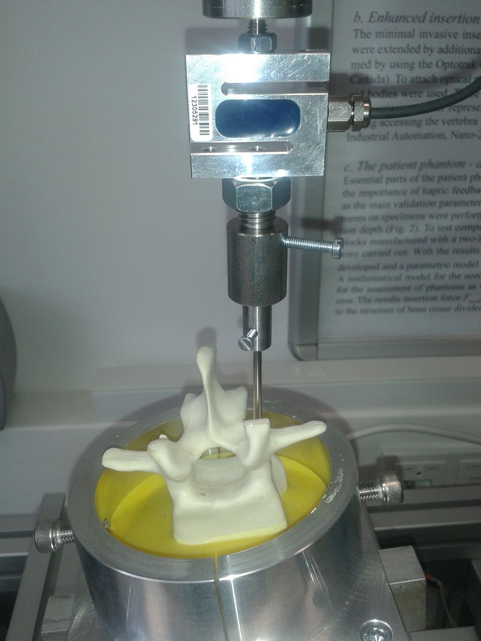 Test bench measuring the needle insertion force in an artificial vertebra